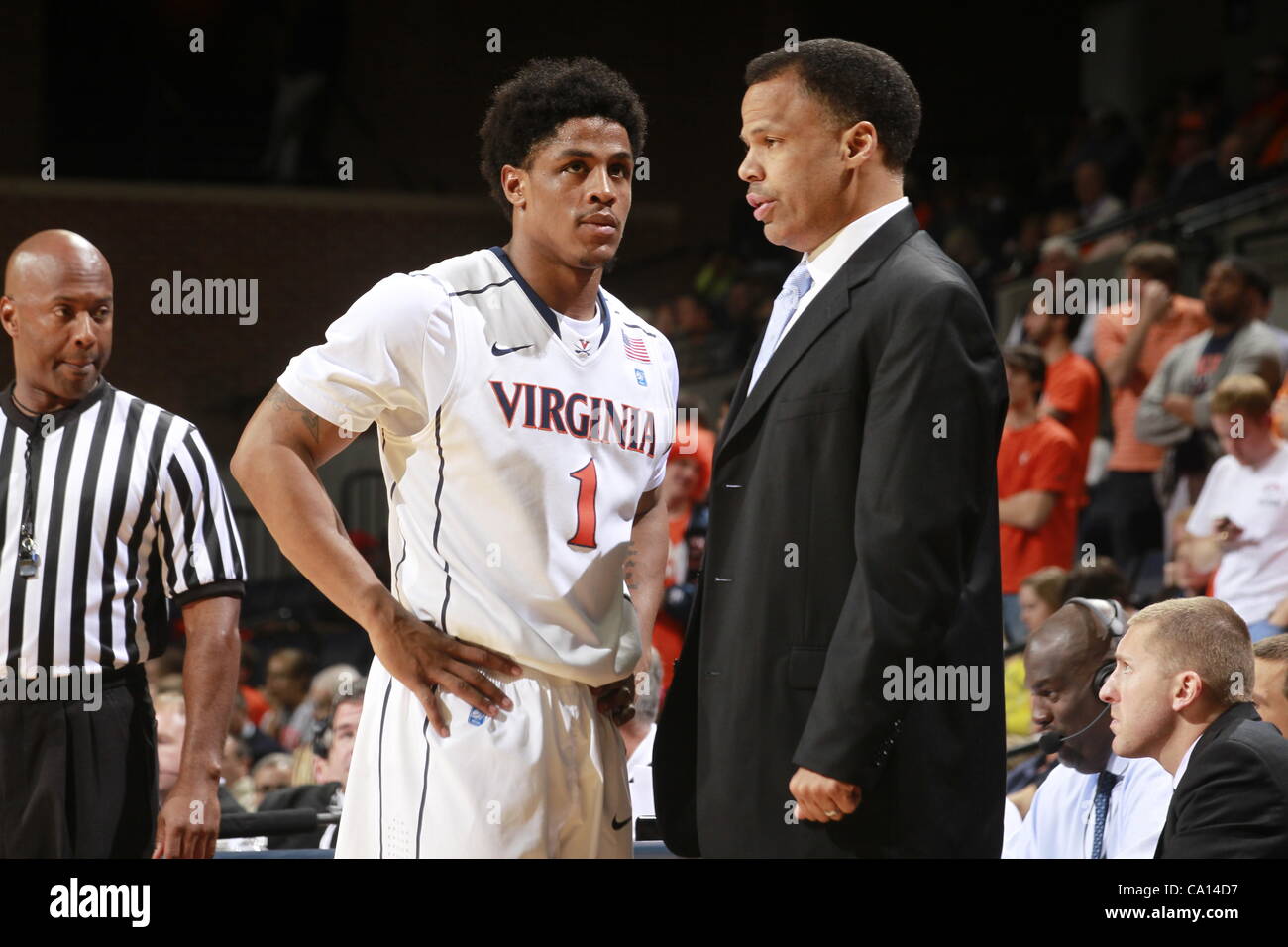 3. Januar 2012 - Charlottesville, Virginia, Vereinigte Staaten - Jontel Evans #1 der Virginia Cavaliers Gespräche mit associate Cheftrainer Ritchie McKay während des Spiels am 26. November 2011 in der John Paul Jones Arena in Charlottesville, Virginia. Virginia besiegt Green Bay 68-42. (Kredit-Bild: © Andrew Stockfoto