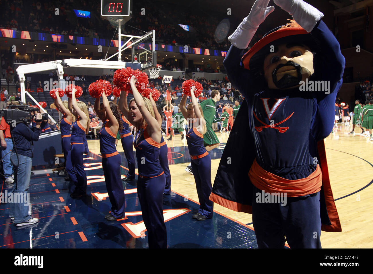 25. November 2011 führt - Charlottesville, Virginia, Vereinigte Staaten von Amerika - The Virginia Cavalier Maskottchen mit dem Tanzteam während des Spiels am 26. November 2011 in der John Paul Jones Arena in Charlottesville, Virginia. Virginia besiegt Green Bay 68-42. (Kredit-Bild: © Andrew Shurtleff/ZUMAPRESS.com) Stockfoto