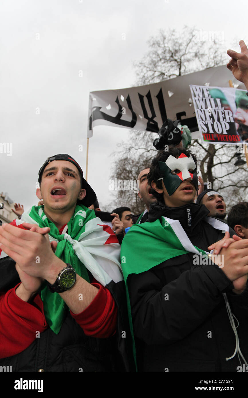 LONDON, UK, 17. März 2012. Hunderttausende Syrer marschierten von Paddington Green an ihre Botschaft mit Fahnen und Plakate auf den Jahrestag des Aufstands zu Protest gegen die herrschenden Assad-Regime und die aktuellen Themen in Syrien. Es gab Menschen, die aus verschiedenen Teilen des Vereinigten Königreichs an gekommen Stockfoto
