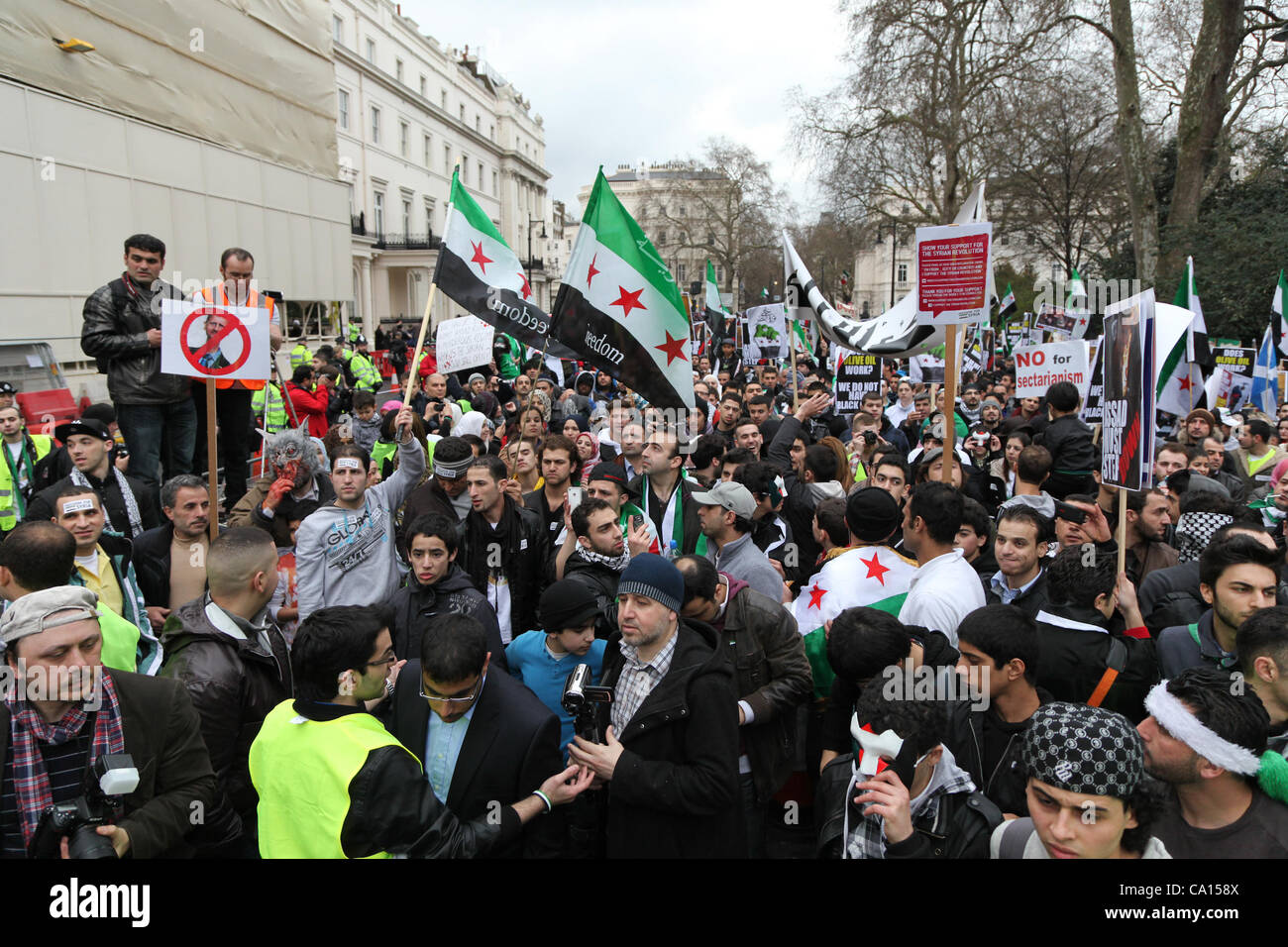 LONDON, UK, 17. März 2012. Hunderttausende Syrer marschierten von Paddington Green an ihre Botschaft mit Fahnen und Plakate auf den Jahrestag des Aufstands zu Protest gegen die herrschenden Assad-Regime und die aktuellen Themen in Syrien. Es gab Menschen, die aus verschiedenen Teilen des Vereinigten Königreichs an gekommen Stockfoto