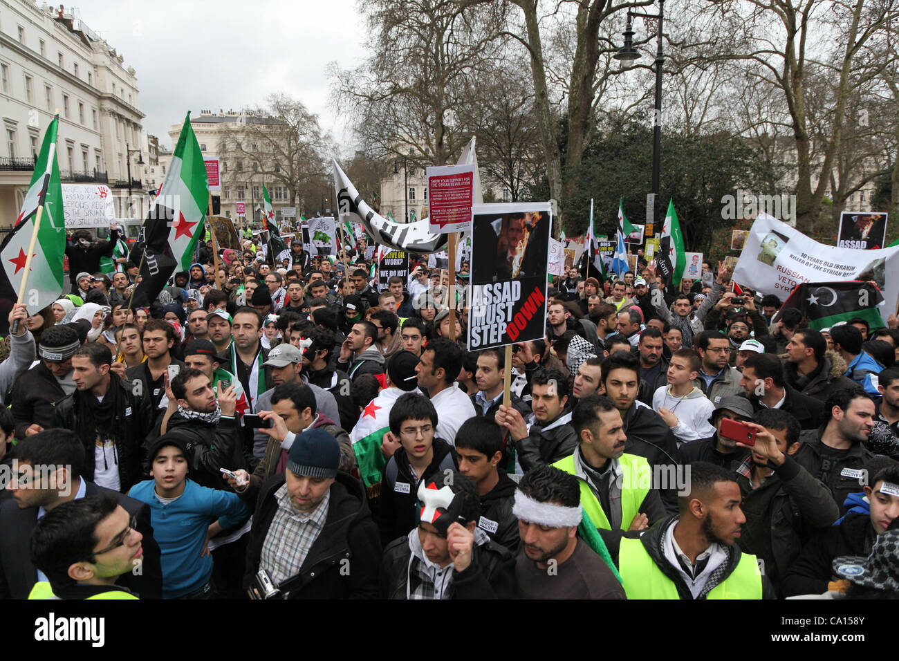 LONDON, UK, 17. März 2012. Hunderttausende Syrer marschierten von Paddington Green an ihre Botschaft mit Fahnen und Plakate auf den Jahrestag des Aufstands zu Protest gegen die herrschenden Assad-Regime und die aktuellen Themen in Syrien. Es gab Menschen, die aus verschiedenen Teilen des Vereinigten Königreichs an gekommen Stockfoto