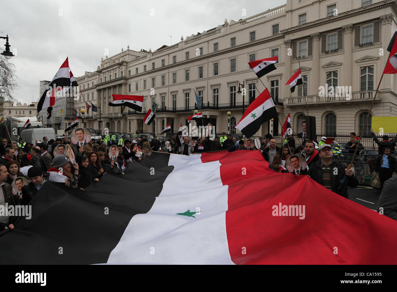 LONDON, UK, 17. März 2012. Pro Assad Demonstranten Welle der nationalen Flagge und Gesang Slogans. Rund 500 Pro Assad Unterstützer Demonstration eine Zähler außerhalb ihrer Botschaft gegen Hunderte von Anti-Assad-Syrer, der auf den Jahrestag des syrischen Aufstandes von Paddington Green marschierte hatte Stockfoto