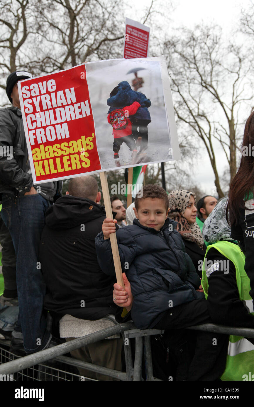 LONDON, UK, 17. März 2012. Ein Kind mit der Anti-Assad Unterstützer "Wellenlinien" eine Flagge während der Demonstration bitten um "syrische Kinder von Assads Mörder retten". Hunderttausende Syrer marschierten von Edgware Road, ihre Botschaft auf den Jahrestag des Aufstands Stockfoto