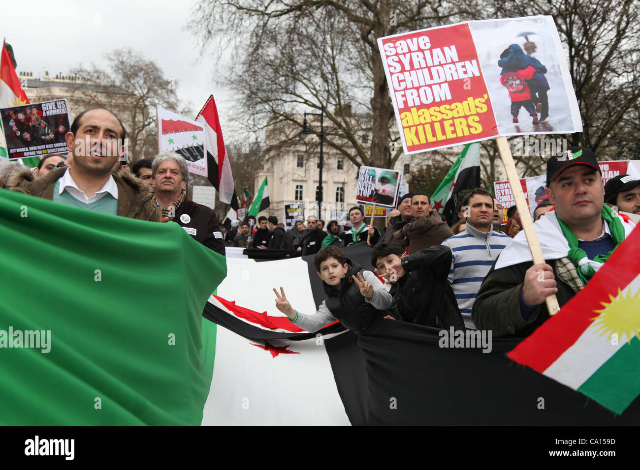 LONDON, UK, 17. März 2012. Hunderttausende Syrer marschierten von Paddington Green an ihre Botschaft mit Fahnen und Plakate auf den Jahrestag des Aufstands zu Protest gegen die herrschenden Assad-Regime und die aktuellen Themen in Syrien. Es gab Menschen, die aus verschiedenen Teilen des Vereinigten Königreichs an gekommen Stockfoto