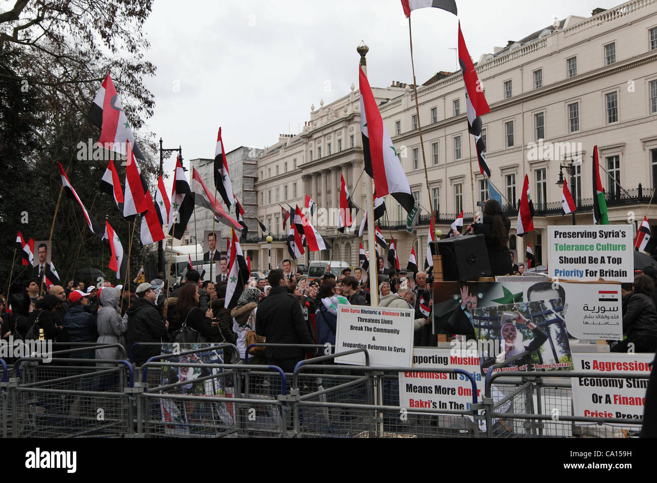 Pro Assad Demonstranten Welle der nationalen Flagge und Gesang Slogans. Rund 500 Pro Assad Unterstützer Demonstration eine Zähler außerhalb ihrer Botschaft gegen Hunderte von Anti-Assad-Syrer, der auf den Jahrestag des syrischen Aufstandes von Paddington Green marschierte hatte. Stockfoto
