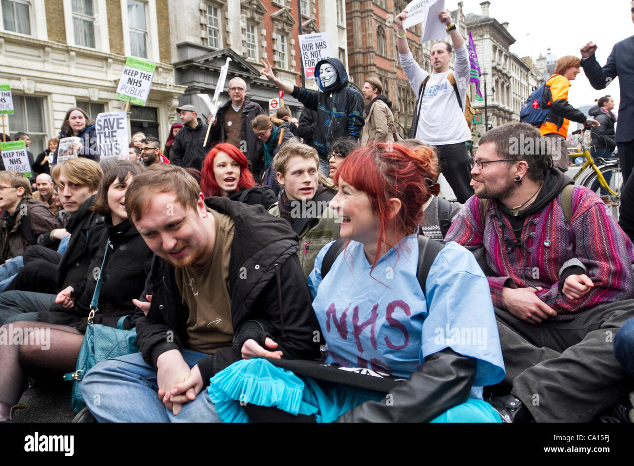 London, UK. 17.03.2012. NHS Demonstranten und besetzen London blockiert Whitehall. Die Regierung abstimmen werden auf der Health and Social Care Rechnung am Montag, 19. März wird 2012.The "NHS" privatisiert werden, wenn der Health and Social Care Bill durchgeht. Stockfoto