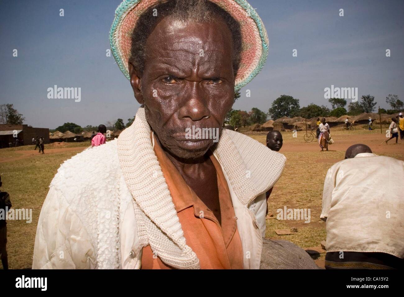 15. März 2007 - Gulu, Uganda - hat viel von dem Gebiet, aus denen, dem viele der Binnenvertriebenen kamen, mit Landminen - platziert, indem die LRA und die UPDF - gelegt, die dem Weg nach Hause fast sicheren Tod machen. (Bild Kredit: WIR/ZUMAPRESS.com) Stockfoto