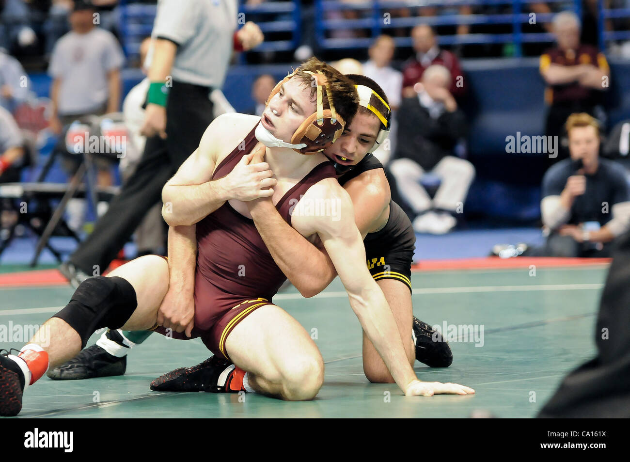 17. März 2012 - St. Louis, Missouri, Vereinigte Staaten von Amerika - Tony Ramos (schwarz) von Iowa steuert seinen Gegner Chris Dardanes (Kastanienbraun) von Minnesota spät im Spiel während der 133 Pfund 3. Platz-Meisterschaftsspiel der NCAA Division 1 Wrestling Meisterschaften gewann Tony Ramos St. Louis, MO. Stockfoto