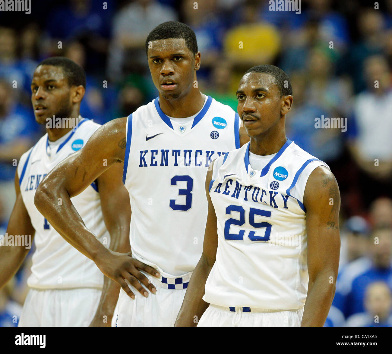 17. März 2012 gespielt - Louisville, KY, USA - UK Darius Miller, Terrence Jones und Marquis Teague beobachtete, wie Iowa State Schuss Freiwürfe nach ein technisches Foul Jones als der University of Kentucky Iowa State in der dritten Runde des NCAA Tournament KFC Yum Center in Louisville, Kentucky, SA. Stockfoto