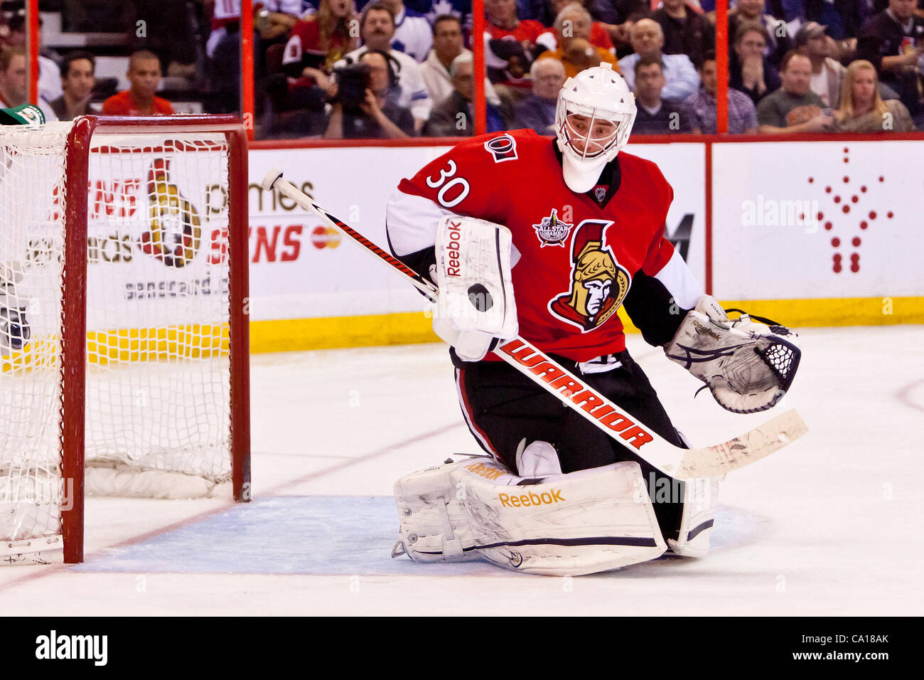 17. März 2012 - Ottawa, Ontario, Kanada - Ben Bishop(30) während der Aktion zwischen der Senatoren und der Toronto Maple Leafs. (Kredit-Bild: © Leon Switzer/Southcreek/ZUMAPRESS.com) Stockfoto