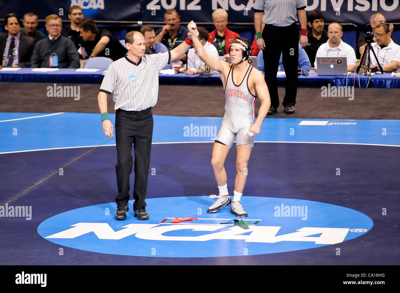 17. März 2012 bekommt - St. Louis, Missouri, Vereinigte Staaten von Amerika - Logan Stieber erhobener Hand in den Sieg bei einem Meisterschaftsspiel der NCAA Division 1 Wrestling-Meisterschaften in St. Louis, MO.  gewann die NCAA Division 1 Champion in der 133 £ Division geworden. (Kredit-Bild: © Richard Stockfoto
