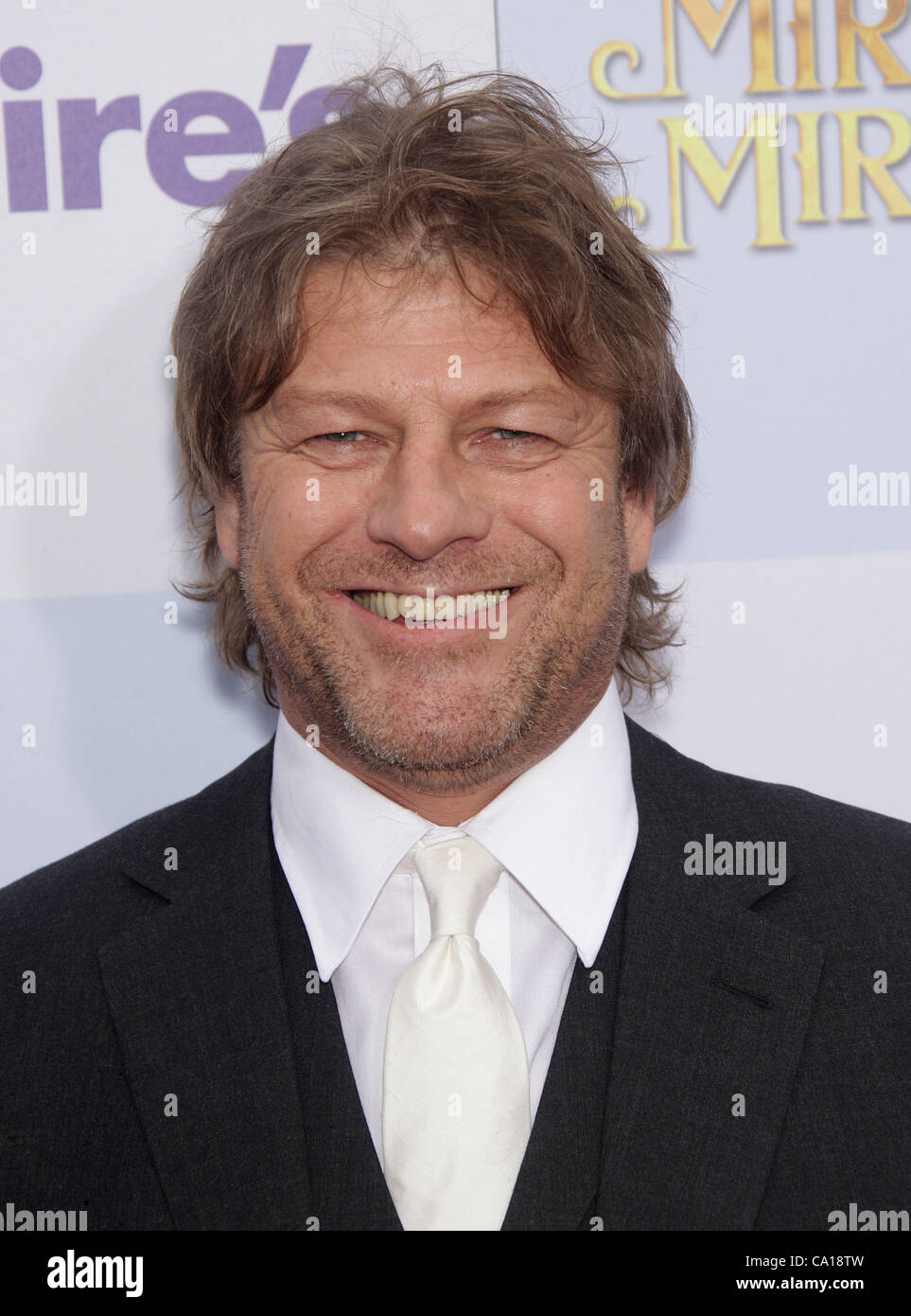 16. März 2012 kommt - Hollywood, Kalifornien, USA - SEAN BEAN für die Premiere des Films "Spieglein, Spieglein" im chinesischen Theater. (Kredit-Bild: © Lisa O'Connor/ZUMAPRESS.com) Stockfoto