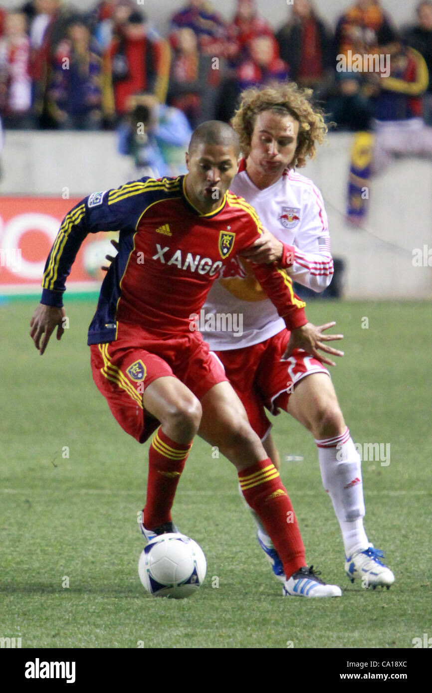 17. März 2012 - zurückhält Sandy, Utah, USA - Real Salt Lake vorwärts Alvaro Saborio (15) Red Bulls Verteidiger Stephen Keel (22) während des RSL 2-0 Heimsieg im Rio Tinto Stadium. (Kredit-Bild: © Stephen Holt/Southcreek/ZUMAPRESS.com) Stockfoto