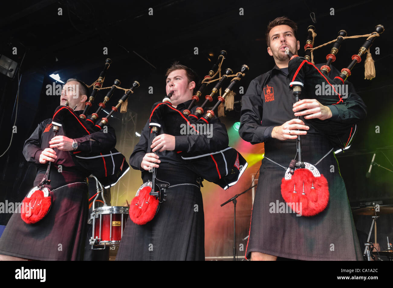 17. März 2012. Belfast, Großbritannien - das schottische Dudelsack-Rock-Band  "The Red Hot Chilli Pipers" Spiel am St. Patricks Day Konzert  Stockfotografie - Alamy