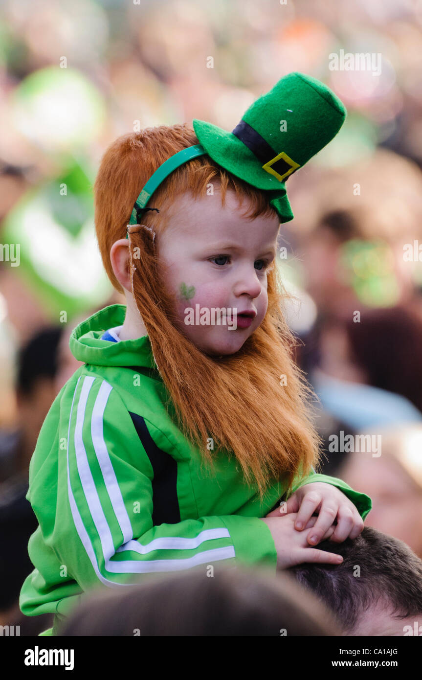 Belfast, UK. 17. März 2012. Junge auf den Schultern der Eltern mit einem grünen Hut und Bart rot/Ingwer am St. Patricks Day Stockfoto