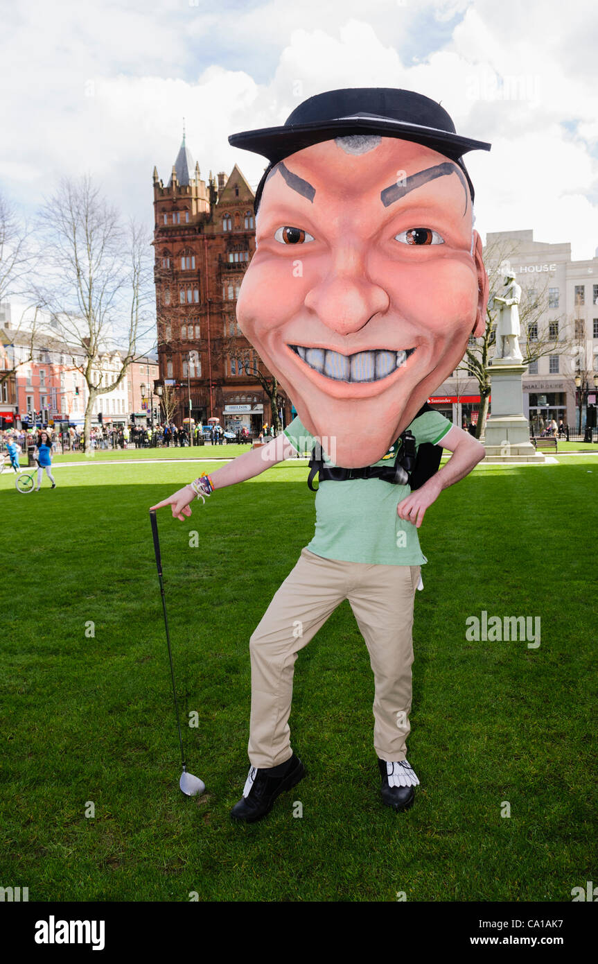 Belfast, UK. 17. März 2012. Mann verkleidet als Nordirland Golfer Darren Clarke außerhalb der Belfast City Hall am St. Patricks Day Stockfoto