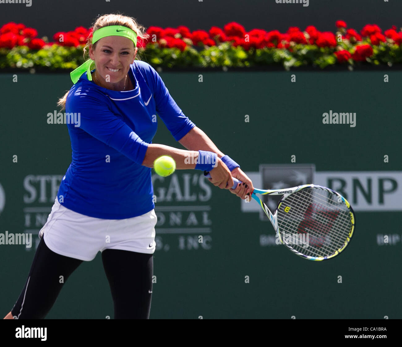 18. März 2012 - Indian Wells, Kalifornien, USA - Victoria Azarenka (BLR) in Aktion während der Frauen Einzel Finale der BNP Paribas Open 2012 auf der Indian Wells Tennis Garden in Indian Wells, Kalifornien statt. Nadal gewann 6: 2 6: 3. (Kredit-Bild: © Gerry Maceda/Southcreek/ZUMAPRESS.com) Stockfoto