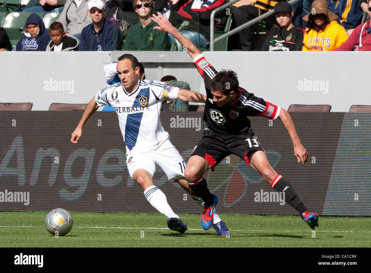 18. März 2012 - Carson, Kalifornien, USA - Los Angeles Galaxy weiterleiten Landon Donovan #10 und D.C. United Chris Pontius #13 in Aktion während der Major League Soccer Spiel zwischen DC United und die Los Angeles Galaxy im Home Depot Center weiterleiten. Die Galaxie fuhr fort, United mit einem Abgang von zu besiegen Stockfoto