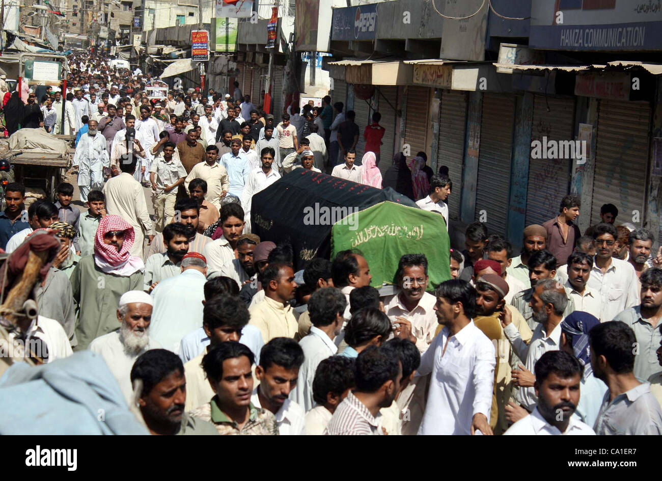 Menschen tragen Sarg von Abdul Rasheed, wer von nicht identifizierten bewaffneten letzte Nacht, zur Beerdigung nach seinem Totengebet im Liyari Bereich in Karachi auf Montag, 19. März 2012 niedergeschossen wurde. Vier Personen einschließlich Kutchi Rabta Ausschuss (KRC) Führer, Abdul Rasheed und seinem Schütze wir Stockfoto