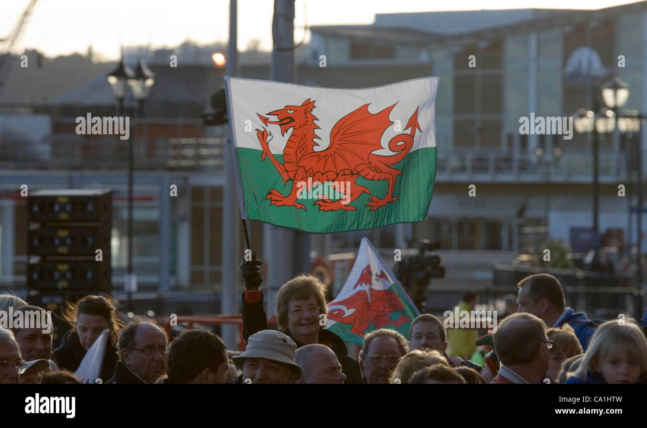Walisischer Rugby-Fans beobachten die walisischen Rugby-Team gewann den Grand Slam im Six Nations Rugby-Turnier sind die Senydd in Cardiff Bay zu feiern. Stockfoto