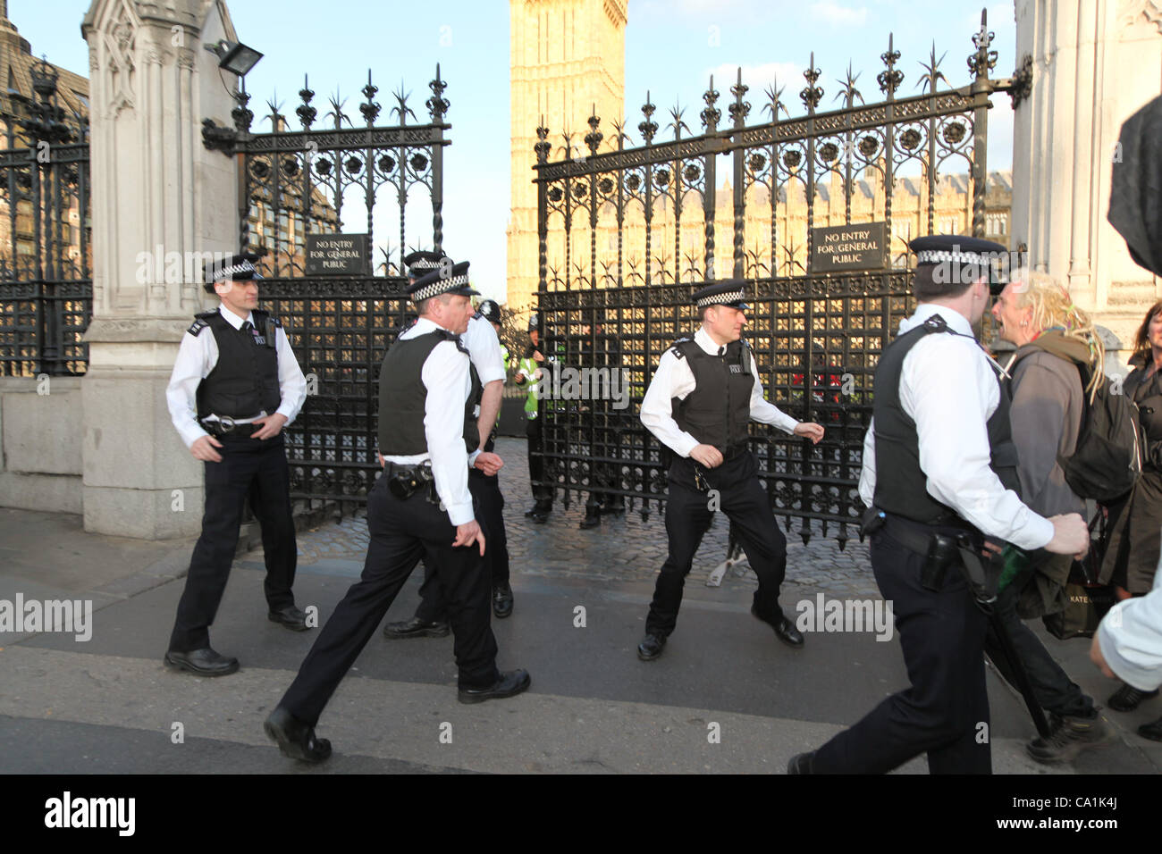 LONDON, Großbritannien, 20. März 2012. Polizei stoppen Demonstranten ab, nahe den Toren der Houses of Parliament. Sie hatten sich versammelt, in Parliament Square zum protest gegen die vorgeschlagene anti hocken Gesetz auf das House Of Lords gewählt. Stockfoto