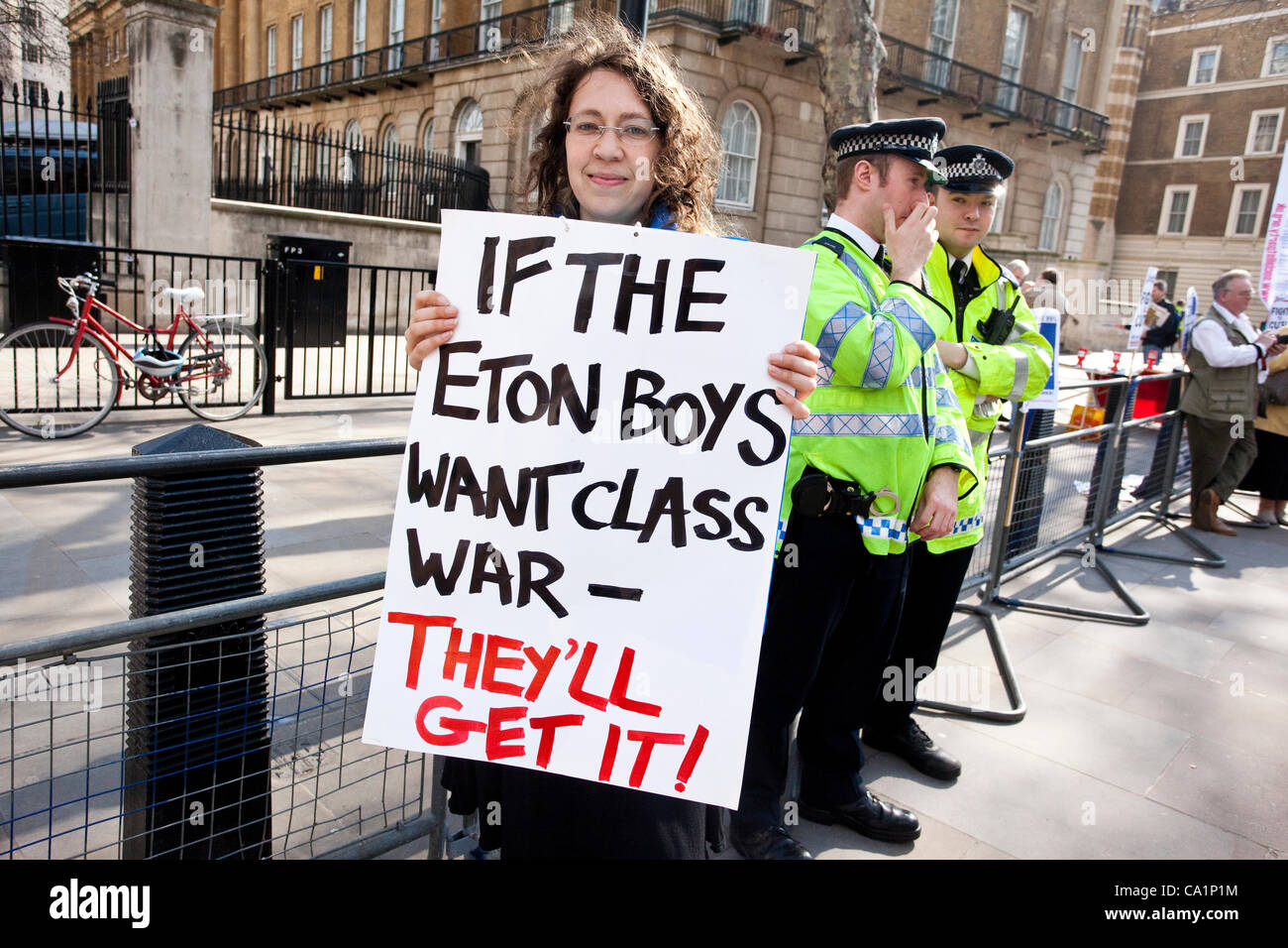 Anti-Kürzungen Demonstrant hält ein Plakat vor Downing Street vor den Haushaltsplan 2012 UK. Stockfoto