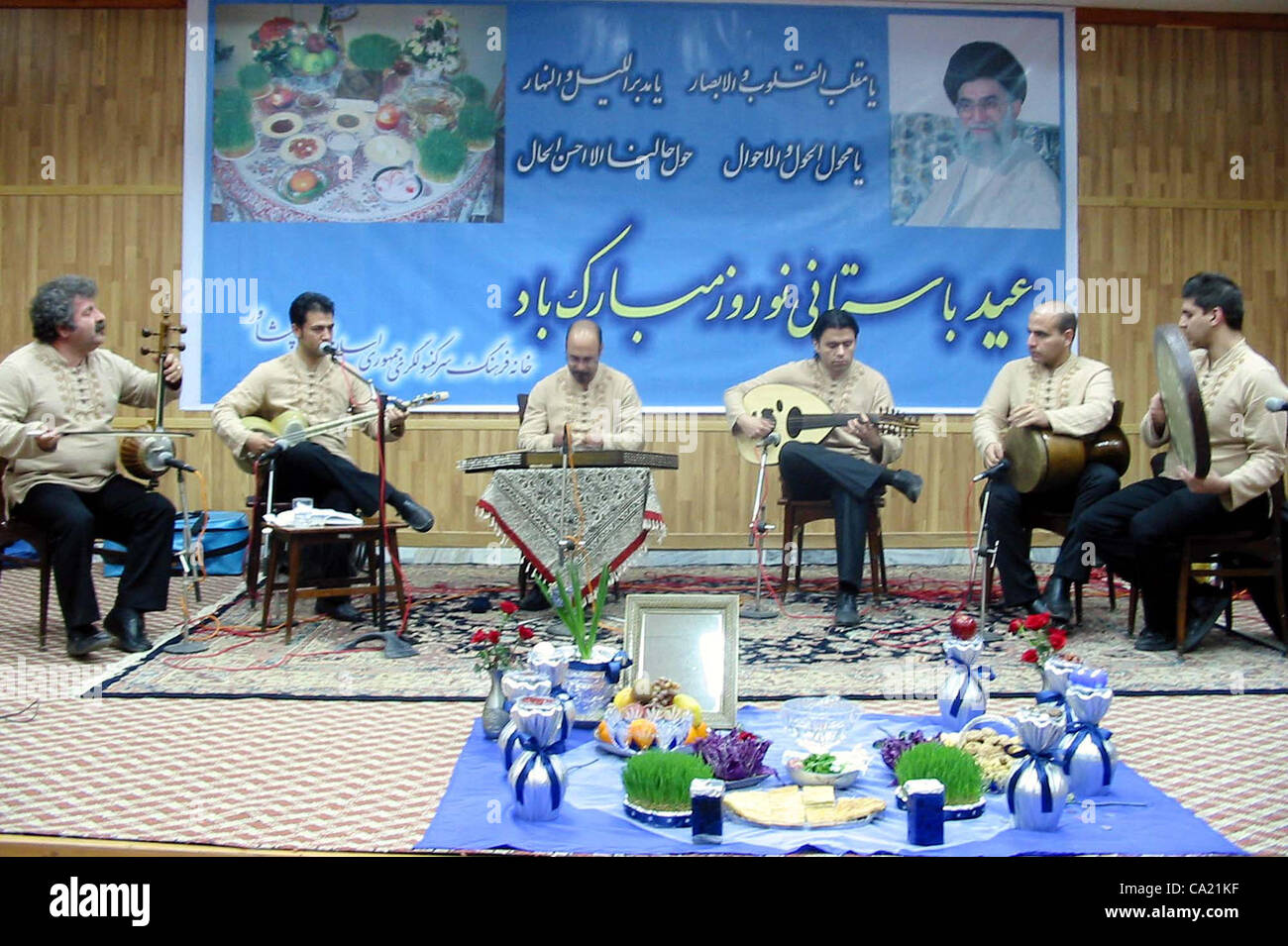 Iranischer Musiker spielen auf der Bühne während der Zeremonie im Zusammenhang mit der Nauroze im Khana Farhang Iran in Peshawar am Donnerstag, 22. März 2012 statt Stockfoto