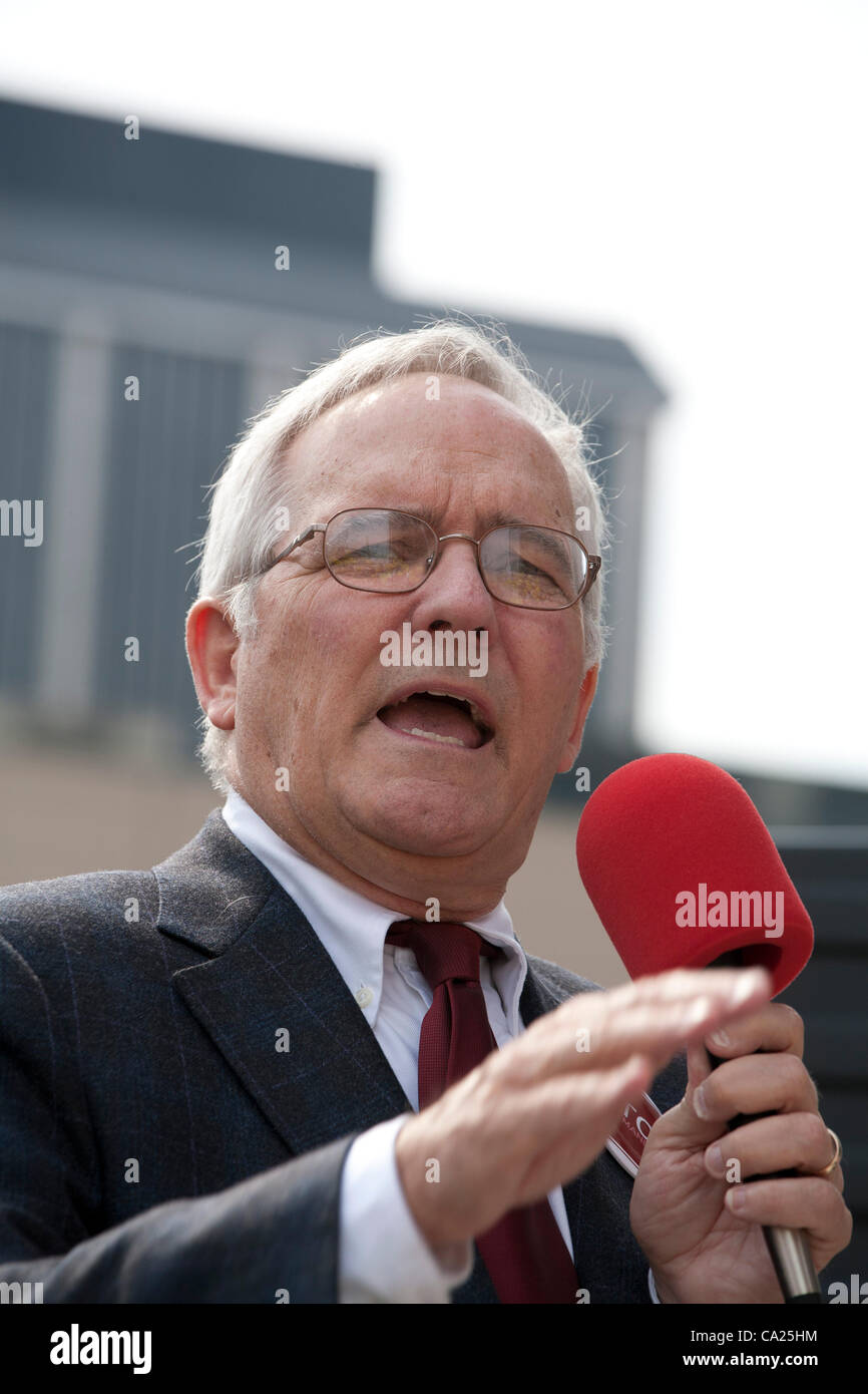 Detroit, Michigan - Clark Durant, ein Kandidat für die Nominierung der Republikaner für die US-Senator von Michigan, spricht auf einer Kundgebung vor der McNamara Federal Building Regierung Anforderung zu protestieren, dass die meisten Krankenversicherungen kostenlos Kontrazeptiva enthalten. Stockfoto
