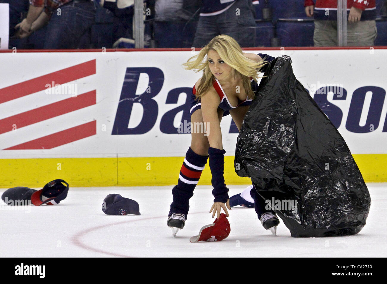 23. März 2012 - holt Columbus, Ohio, USA - A Columbus Blue Jackets Ice Girl Hüte aus dem Eis nach einem Hattrick der Columbus Blue Jackets in der dritten Periode des Spiels zwischen den Carolina Hurricanes und den Columbus Blue Jackets am Nationwide Arena, Columbus, Ohio. (Kredit-Bild: © Scott Stuart/ZUMA Stockfoto
