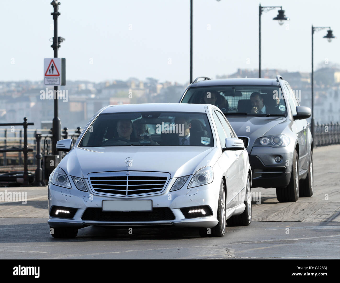 Prince Edward, Earl of Wessex kommt mit königlichen Schutz in Ryde Pier während des offiziellen Verlobung auf der Isle Of Wight Stockfoto