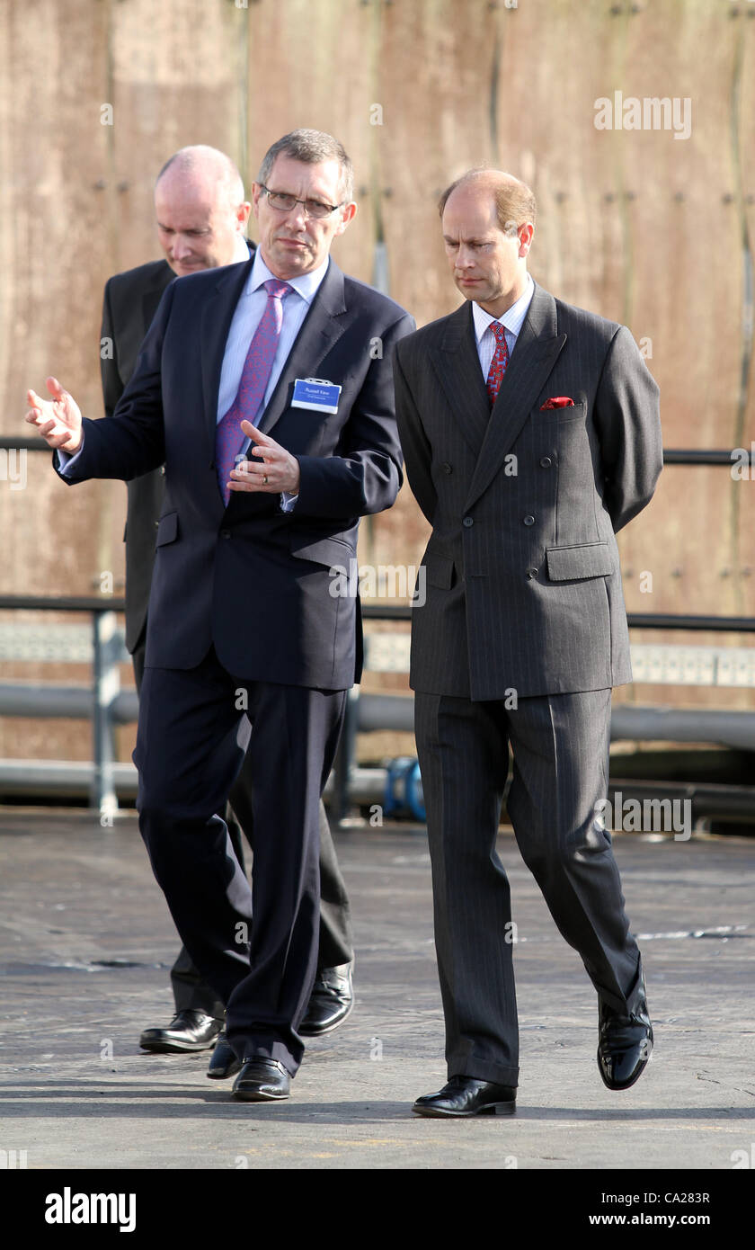 Prince Edward, Earl of Wessex geht mit Russell Kew aus Wightlink Fähren in Ryde Pier während des offiziellen Verlobung auf der Isle Of Wight Stockfoto