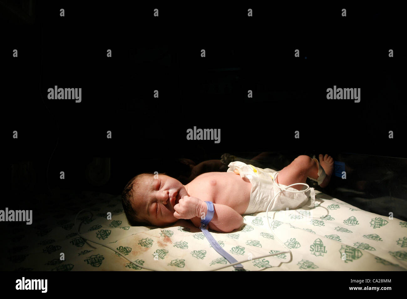 24. März 2012 - Rafah, Gaza-Streifen - erhält ein Frühgeborenes Behandlung im Klinikum Al Emarati für Kinder, wie das Krankenhaus leidet unter einem Mangel an Treibstoff. Palästinenser im Gazastreifen leiden eine Energiekrise und häufige Stromausfälle, ausgelöst durch einen Kraftstoff Versorgung Streit zwischen Ägypten und den enc Stockfoto