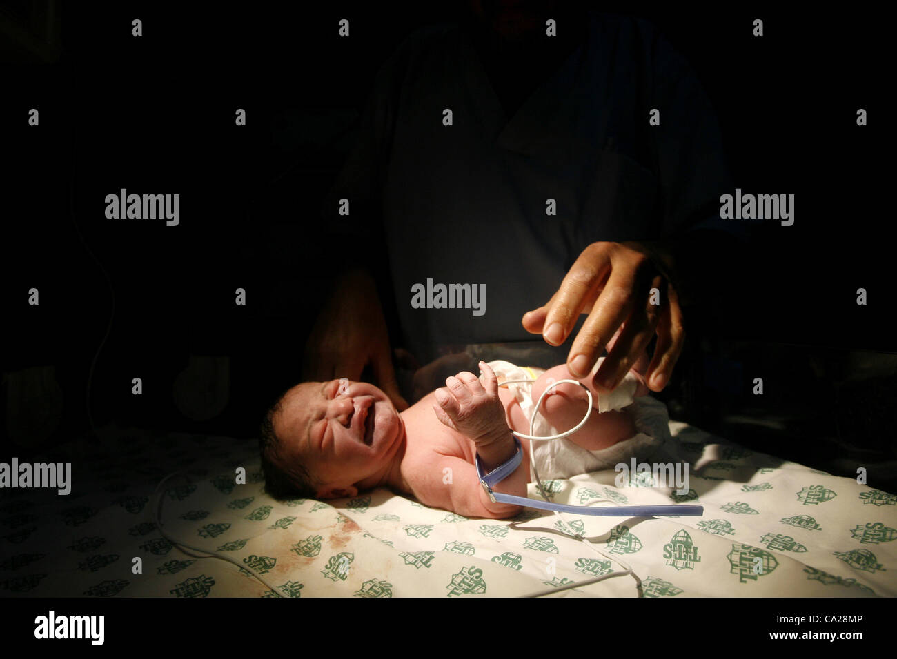 24. März 2012 - Rafah, Gaza-Streifen - erhält ein Frühgeborenes Behandlung im Klinikum Al Emarati für Kinder, wie das Krankenhaus leidet unter einem Mangel an Treibstoff. Palästinenser im Gazastreifen leiden eine Energiekrise und häufige Stromausfälle, ausgelöst durch einen Kraftstoff Versorgung Streit zwischen Ägypten und den enc Stockfoto