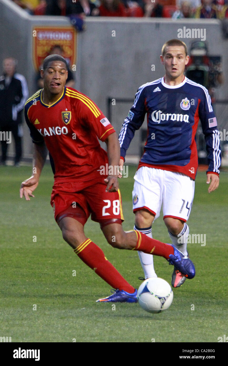 24. März 2012 - Heimniederlage Sandy, Utah, USA - Real Salt Lake-Verteidiger Chris Schuler (28) schickt den Ball Feld letzten Chivas USA Casey Townsend (14) nach vorne unten während RSLs 0-1 in Rio Tinto Stadium... Stephen Holt/SHP (Kredit-Bild: © Stephen Holt/ZUMAPRESS.com) Stockfoto