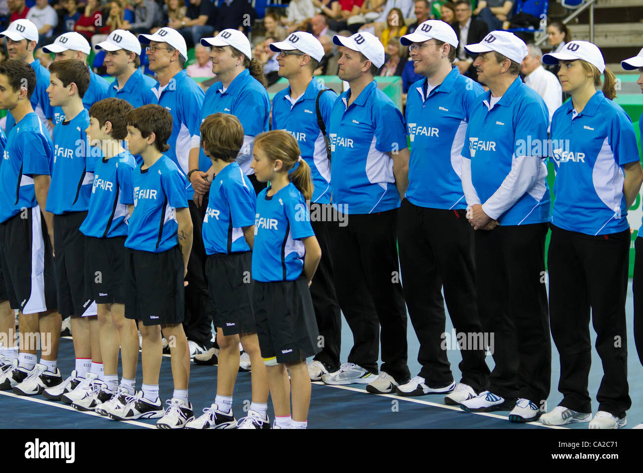 Zürich, Schweiz-März 24: Linienrichter Ball jungen und Mädchen bei BNP Paribas Zurich Open Champions Tour in Zürich, SUI auf 24. März 2012. Stockfoto