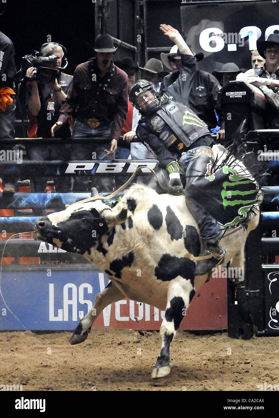 Albuquerque, New Mexico, USA 24. März 2012. L.j. JENKINS von Texiko, New Mexico Fahrten unantastbar für 8 Sekunden für eine Punktzahl von 87,50 für seine zweite Fahrt des Wochenendes am Samstag Abend in der Ty Murray Invitational Bullenreiten Ereignis. Stockfoto