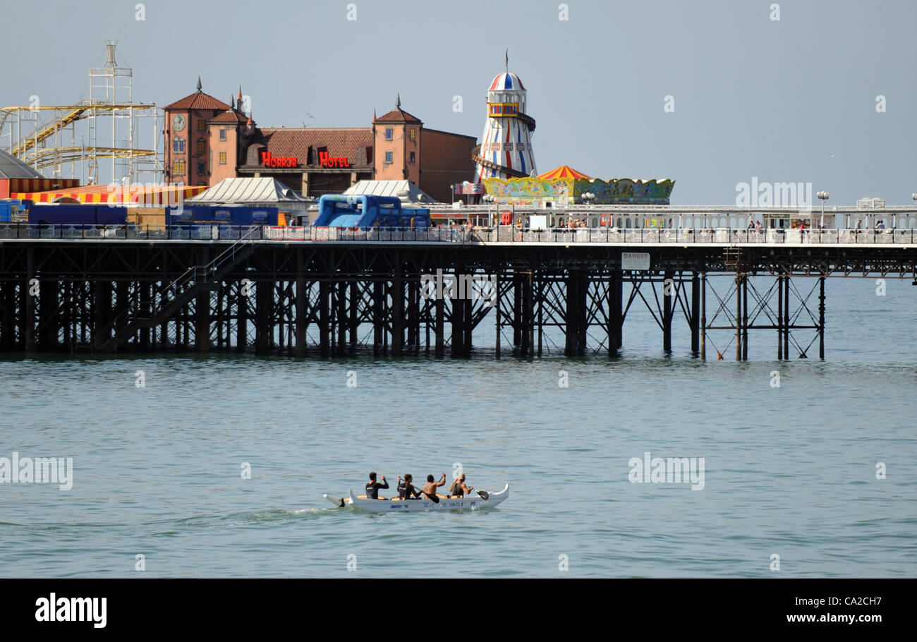 Brighton, UK. 25. März 2012. Menschen nehmen das Wasser vom Brighton Pier heute während der ungewöhnlich heiß Zauber des Wetters für März in der UK Foto genommen von Simon Dack 25 März 2012 Stockfoto