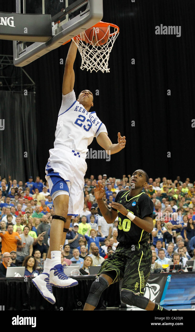 25. März 2012 - Atlanta, GA, USA - Kentucky Wildcats Anthony Davis (23) getaucht über Baylor Bears vorwärts Quincy Miller (30) als der University of Kentucky spielte Baylor University in der NCAA Süden Regional Final spielte in der Georgia Dome in Atlanta, Georgia, Sonntag, 25. März 2012 weiterleiten. Dies ist Tanne Stockfoto