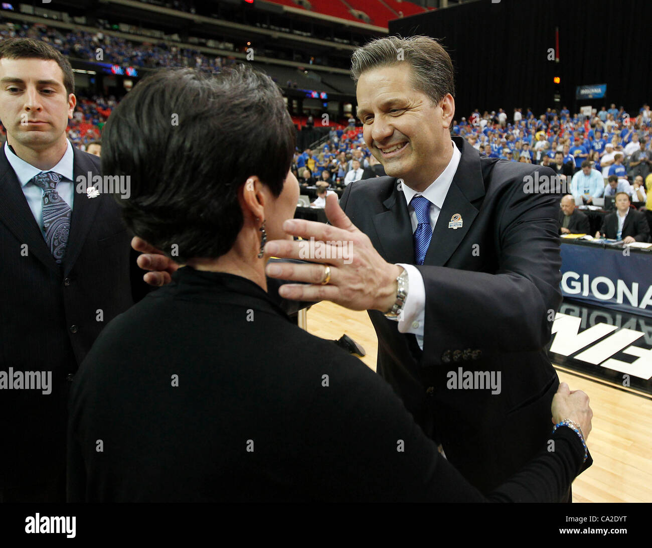 25. März 2012 - Atlanta, GA, USA - Kentucky Wildcats Cheftrainer John Calipari umarmt seine Frau Ellen Calipari nach der University of Kentucky Baylor University in der NCAA Süden Regional Final besiegt im Georgia Dome in Atlanta, Georgia, Sonntag, 25. März 2012 gespielt. Dies ist zweite Hälfte Aktion. U Stockfoto