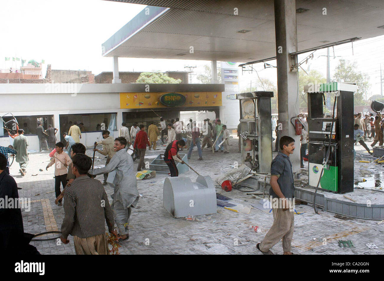 Wütender Mob zerstört eine Tankstelle bei Protestkundgebung der Bewohner von Lahore gegen Strom-Lastabwurf im Daroghawalla Bereich auf Montag, 26. März 2012. . Stockfoto