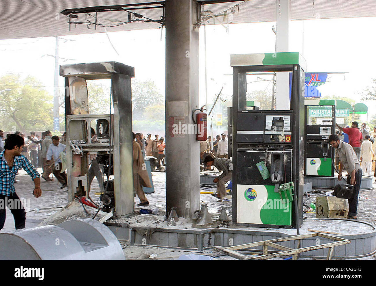 Wütender Mob zerstört eine Tankstelle bei Protestkundgebung der Bewohner von Lahore gegen Strom-Lastabwurf im Daroghawalla Bereich auf Montag, 26. März 2012. Stockfoto