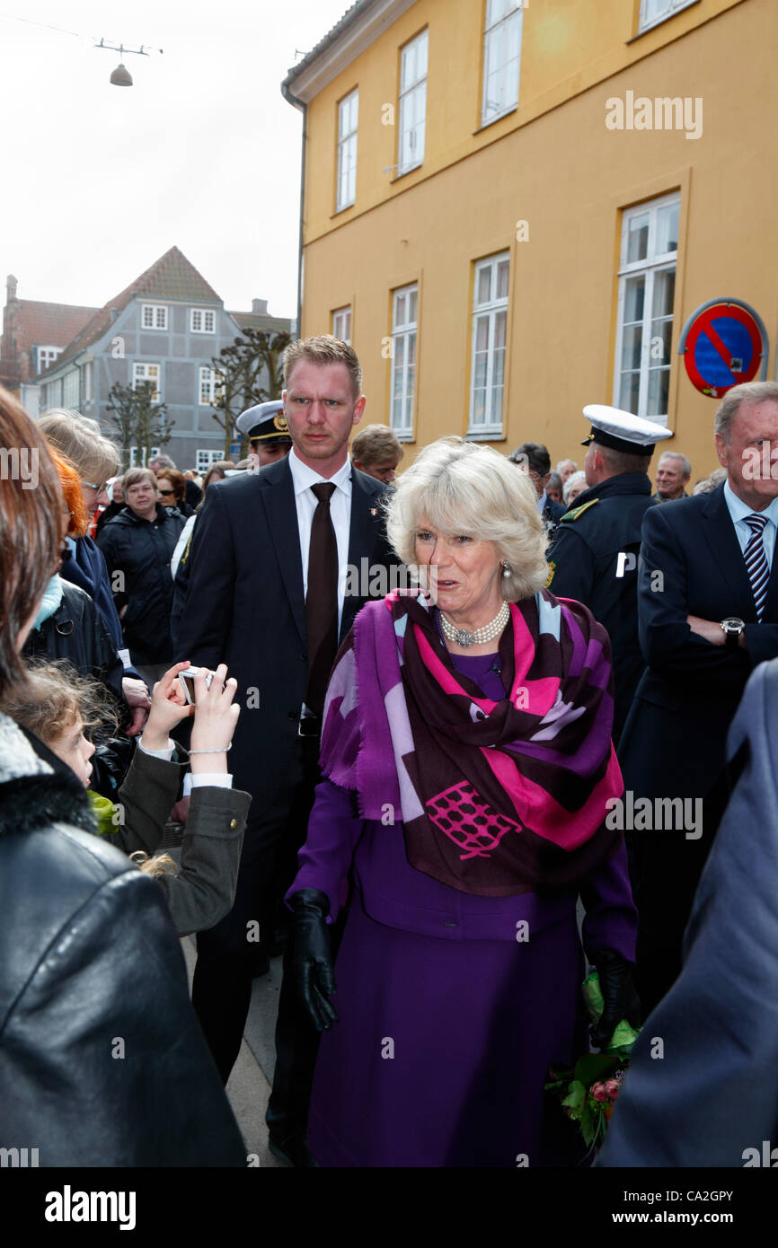 März Montag 26, 2012 - Helsingør, Dänemark. Prinz Charles und der Duchess of Cornwall auf offiziellem Besuch in Dänemark. Prinz Charles und Camilla ging durch die historischen Straßen von Elsinore. Hier in St. Anna Straße. Stockfoto