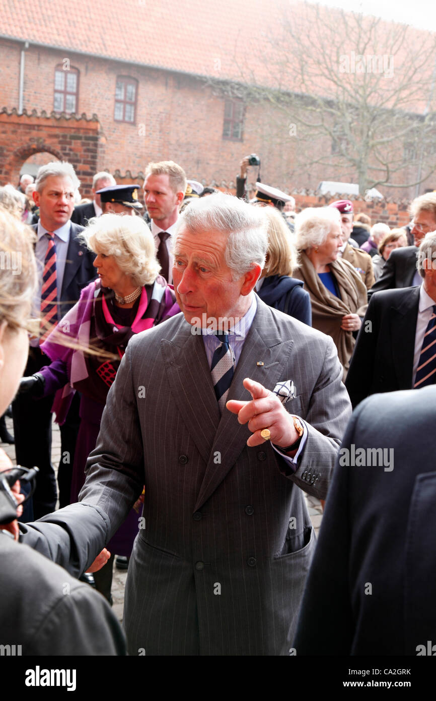 März Montag 26, 2012 - Helsingør, Dänemark. Prinz Charles und der Duchess of Cornwall auf offiziellem Besuch in Dänemark. Prinz Charles und Camilla Händeschütteln und im Gespräch mit Elsinore der Bürger vor dem Eintritt in das ehemalige Karmeliterkloster und Kirche St. Mariae. Stockfoto