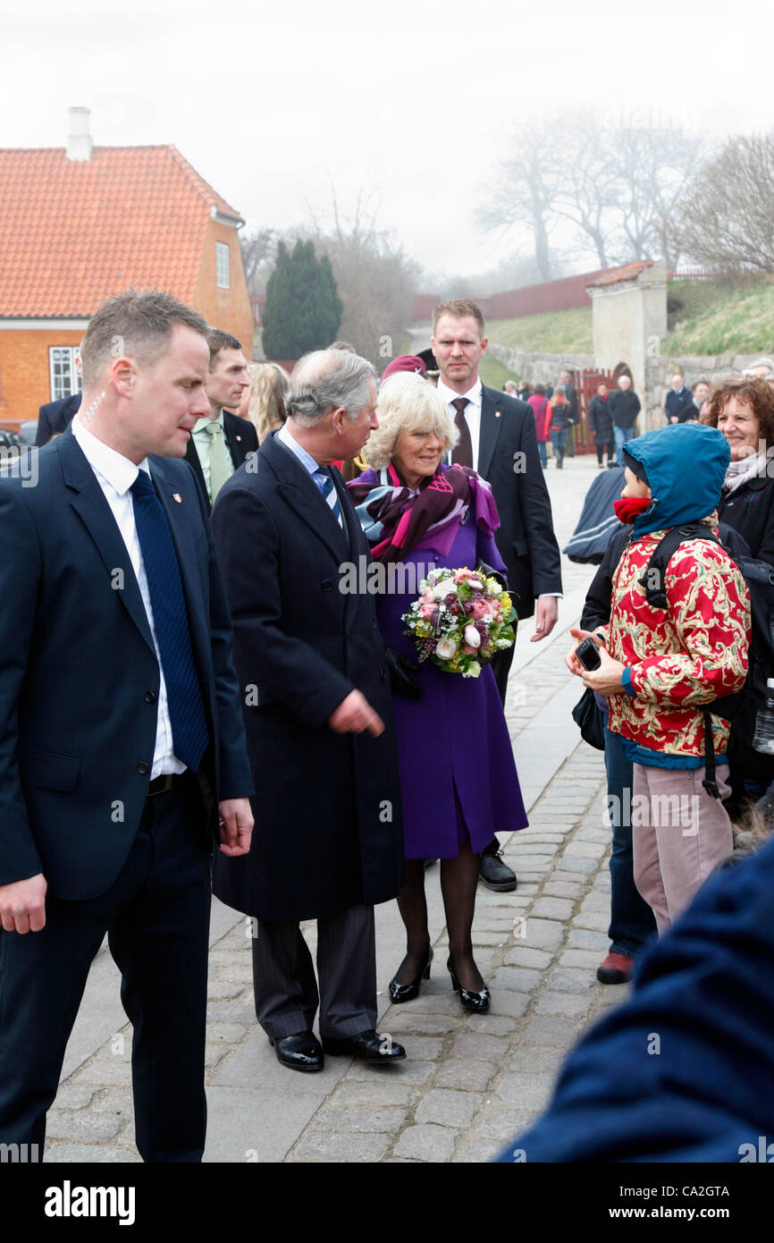 März Montag 26, 2012 – Kronborg, Helsingør, Dänemark. Prinz Charles und der Duchess of Cornwall auf offiziellem Besuch in Dänemark. Hier Begrüßung und Gespräch mit der Masse vor dem Eintritt in das alte Schloss Kronborg an einer geführten Tour an einem Tag mit schweren Seenebel. Stockfoto