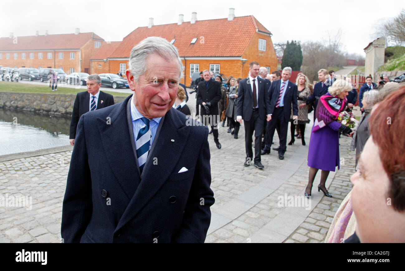 März Montag 26, 2012 - Kronborg, Helsingør, Dänemark. Prinz Charles und der Duchess of Cornwall auf offiziellem Besuch in Dänemark. Hier Begrüßung und Gespräch mit der Masse vor dem Eintritt in das alte Schloss Kronborg für eine Führung an einem kalten Tag mit schweren Seenebel. Stockfoto
