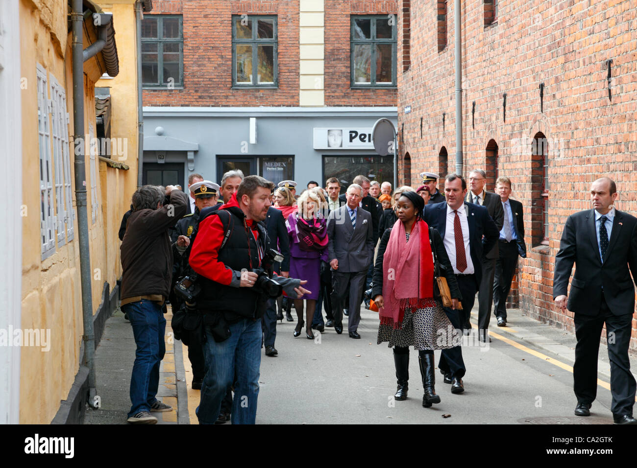 März Montag 26, 2012 – Helsingør, Dänemark. Prinz Charles und der Duchess of Cornwall auf offiziellem Besuch in Dänemark. Hier auf ihrem Weg durch die historischen Straßen der Elsinore, das ehemalige Karmeliterkloster und Kirche St. Mariae. Stockfoto