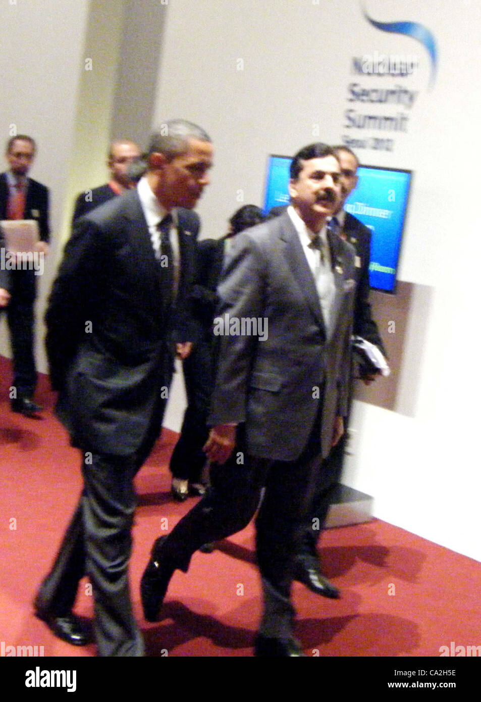 Premierminister von Pakistan, Syed Yousuf Raza Gilani und US-Präsident Barak H.Obama gehen zusammen zu arbeiten-Dinner teilnehmen, wo der Premierminister Key-Note-Adresse über Nuklearsicherheit und Sicherung auf die nukleare Sicherheit-Gipfel in Seoul 26. März 2012 geliefert. Stockfoto