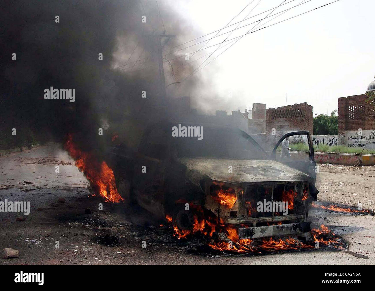 Ein Blick auf das brennende Fahrzeug, das in Flammen durch unbekannte Täter während der anhaltenden politischen Gewalt in Hyderabad am Dienstag, 27. März 2012 festgelegt wurde. Stockfoto