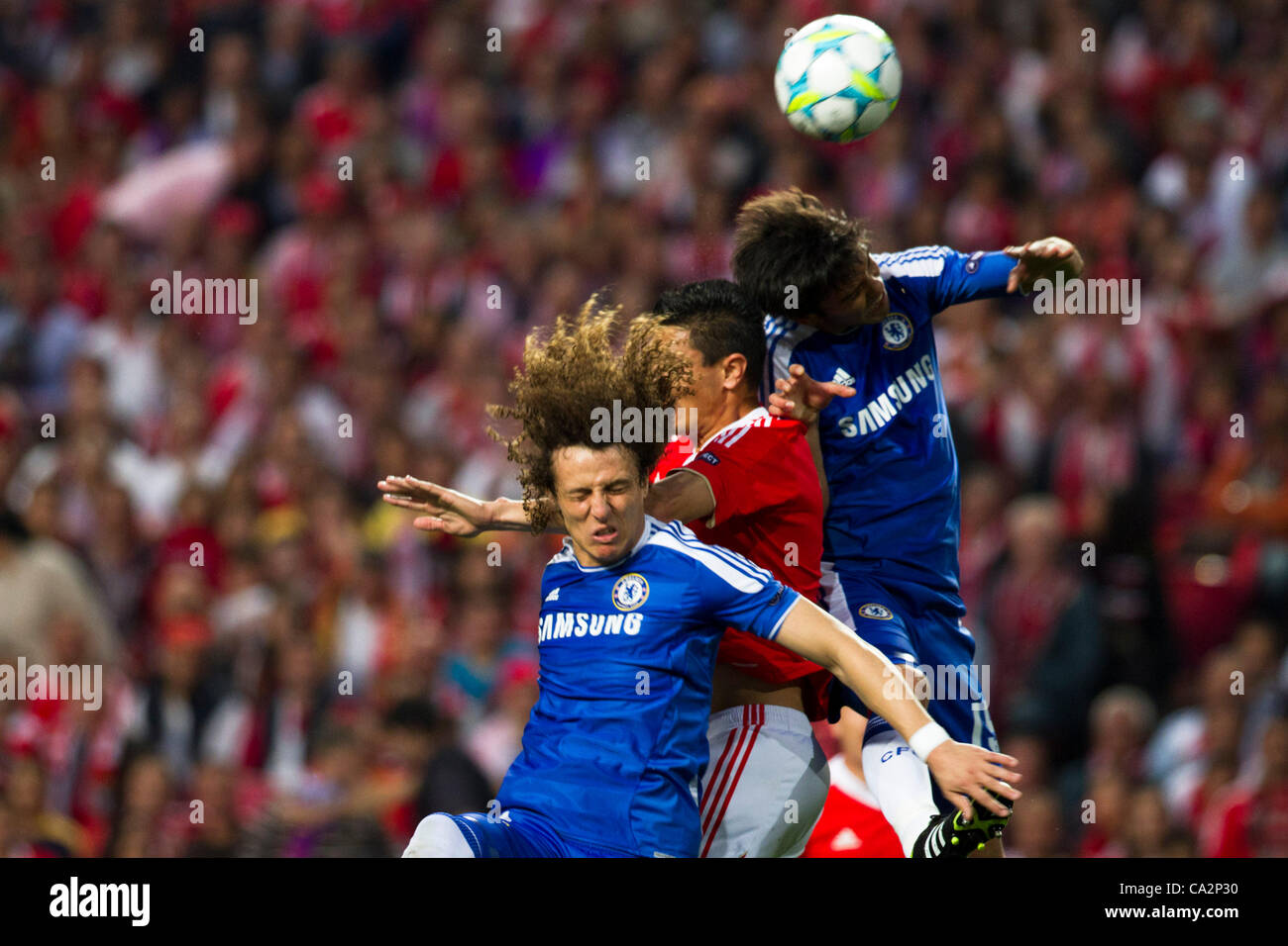 27 März 2012-Lissabon, Portugal-David Luiz Chelsea FC-Verteidiger (vorne), Oscar Cardozo SL Benfica nach vorne (Mitte) und Paulo Ferreira FC Chelsea Verteidiger (hinten) während des Spiels zwischen Portugal SL Benfica und England Chelsea FC für die erste Etappe der Viertelfinale der UEFA Champions League Stockfoto