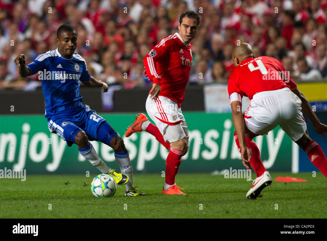 27 März 2012 - Lissabon, Portugal - Salomon Kalou Chelsea FC vorwärts (L) vorbei an Benfica Spieler während des Spiels zwischen Portugal SL Bebfica und England Chelsea FC für die erste Etappe der Viertelfinale der Uefa Champions League im Luz Stadium in Lissabon.  Bildnachweis: Pedro Nunes Stockfoto